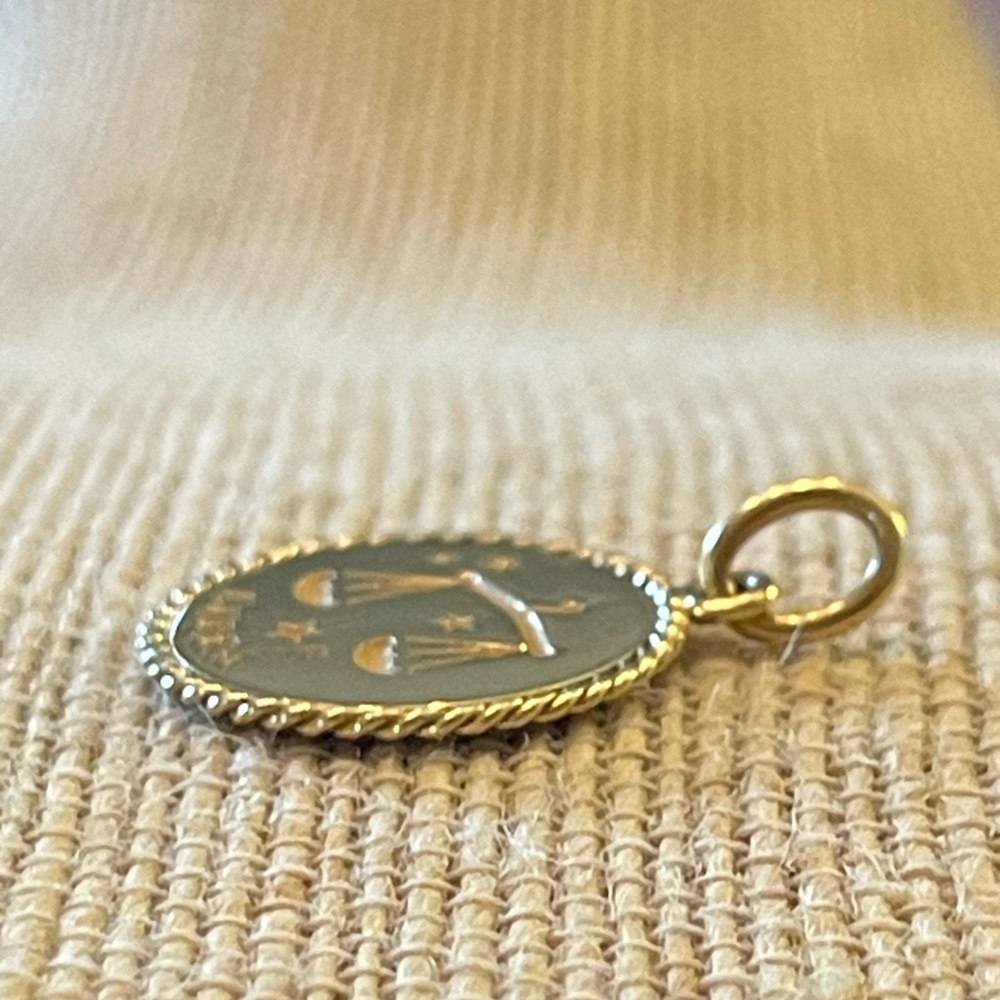 Tiffany & Co. 18k Gold Zodiac Libra Twisted Round Charm For Necklace & Bracelet - Picture 3 of 7